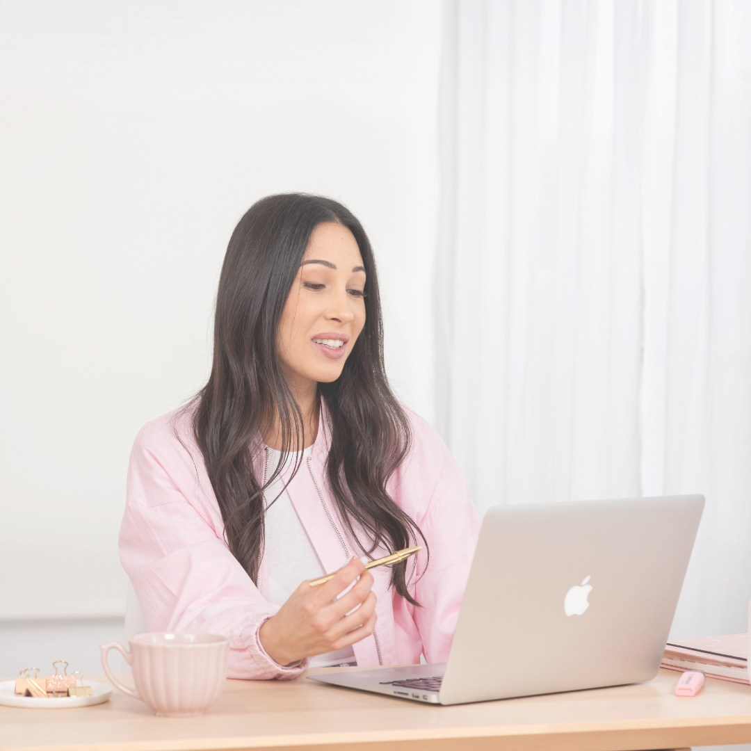 Aroa trabajando en sus cursos online