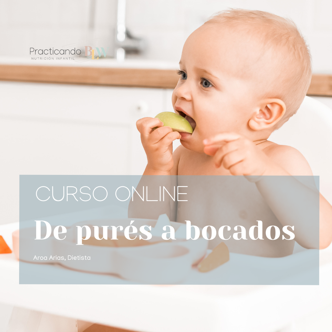 Niña pequeña en una mesa de casa comiendo plátano con una sonrisa